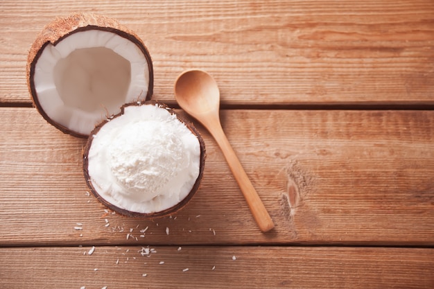 Gelato al cocco sul tavolo in legno con foglia di menta