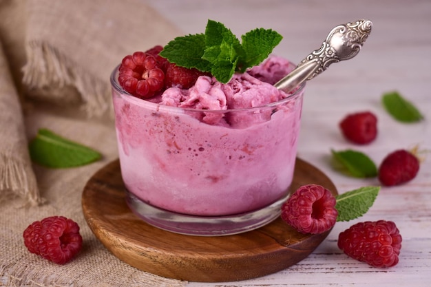 Gelato al lampone in un bicchiere con lamponi freschi Primo piano