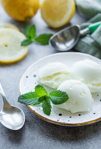 Gelato al limone agli agrumi fatto in casa con menta