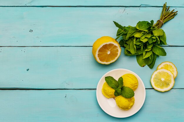 Gelato al limone con la menta su un piatto