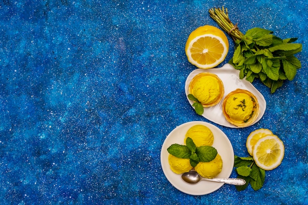 Gelato al limone con la menta su un piatto