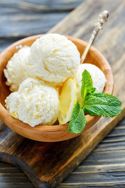 Gelato al limone fatto in casa in una ciotola di legno