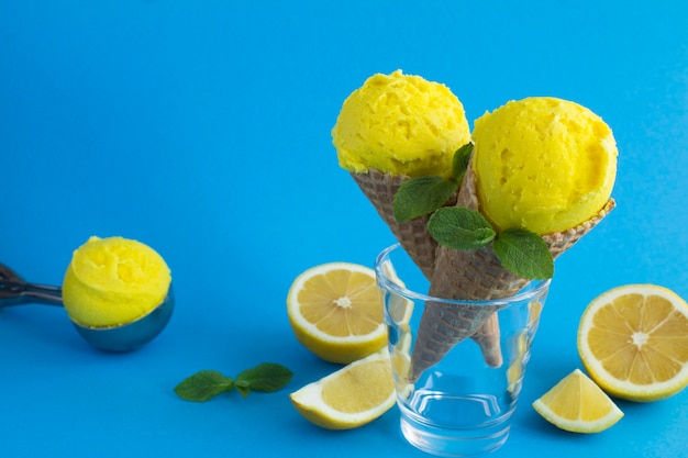 Gelato al limone in un cono di cialda. Avvicinamento.