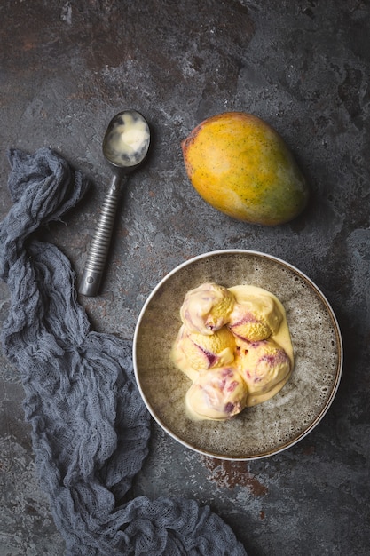 Gelato al mango fatto in casa in una ciotola con frutta fresca