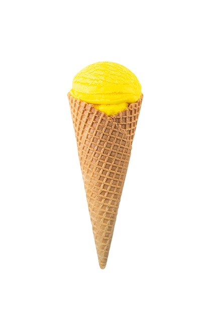 Gelato al mango in cono di cialda isolato su sfondo bianco