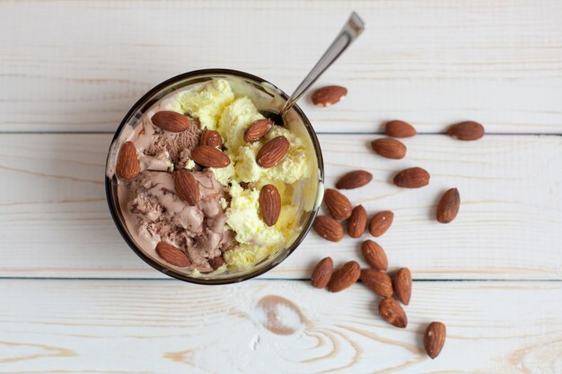 Gelato al melone e cioccolato con mandorle.