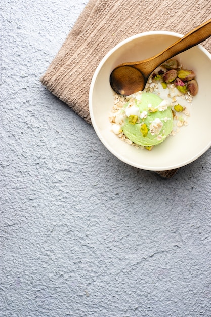 Gelato al pistacchio fatto in casa con cioccolata bianca sul vecchio tavolo di legno. Cibo salutare