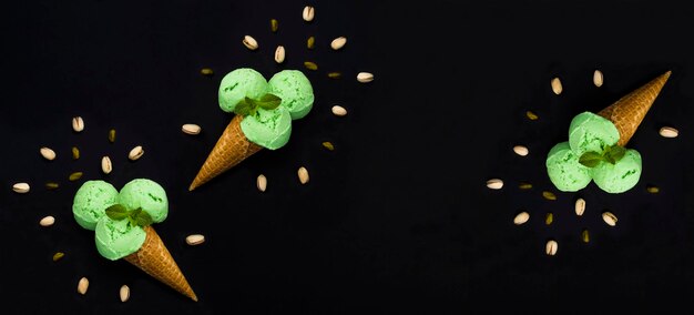 Gelato al pistacchio in un cono di waffle sullo sfondo nero Copia spazio Vista dall'alto