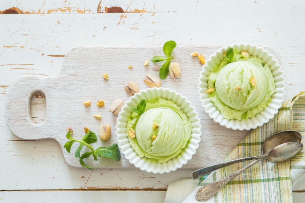 Gelato al pistacchio in una ciotola bianca