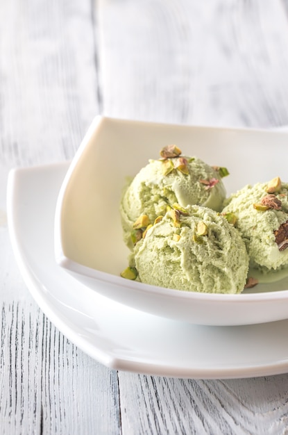 Gelato al pistacchio nella ciotola