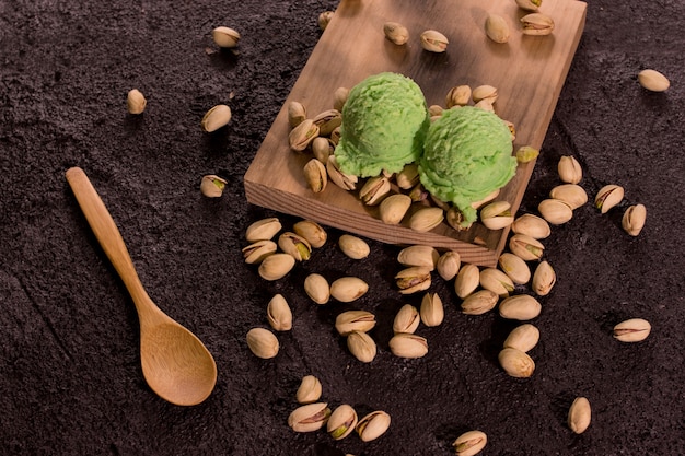 Gelato al pistacchio Superfood su tavola di legno rustico