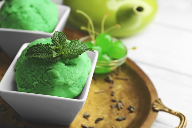 Gelato al tè verde fatto in casa su legno chiaro