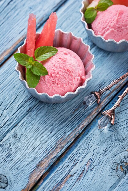 Gelato all&#39;anguria in ciotole di metallo