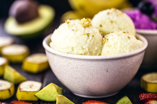 gelato alla banana fatto in casa e vegano senza latte in una ciotola di plastica riciclata