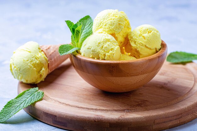 Gelato alla curcuma dorato fatto in casa