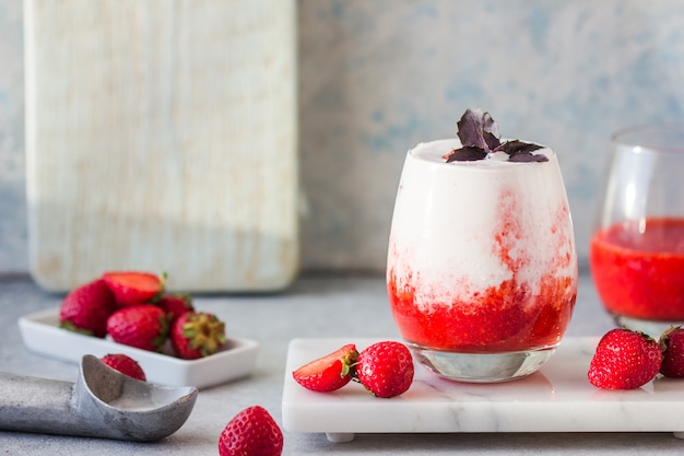 Gelato alla fragola, basilico rosso in un bicchiere