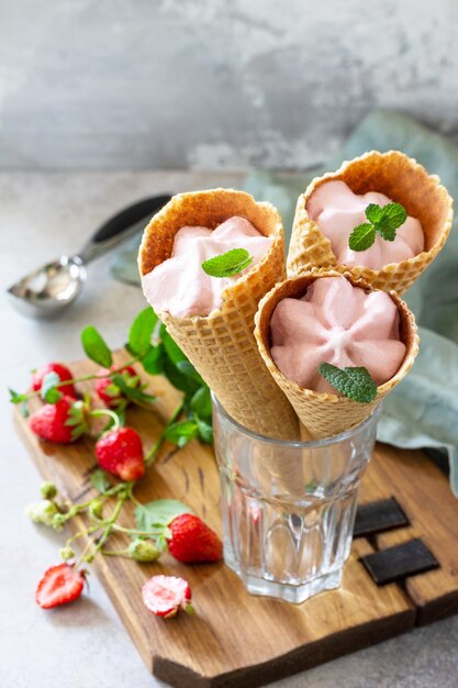 Gelato alla fragola biologico fatto in casa Fragola di gelato in coni di cialda Copia spazio