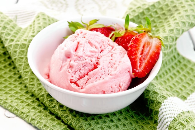 Gelato alla fragola con frutti di bosco in una ciotola sul tovagliolo