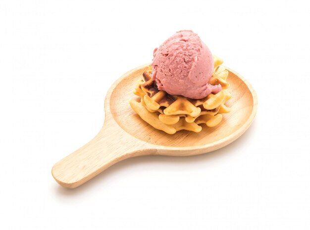 gelato alla fragola con waffle