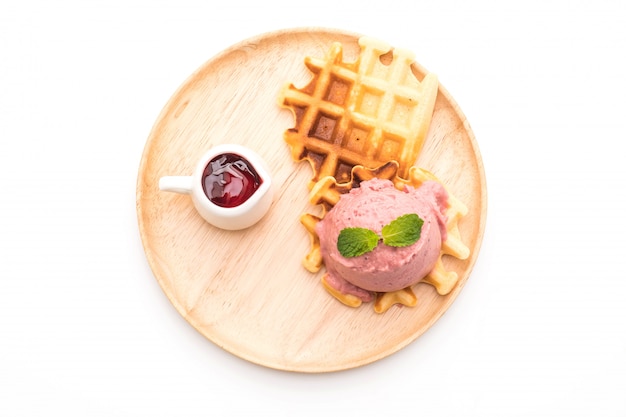 gelato alla fragola con waffle