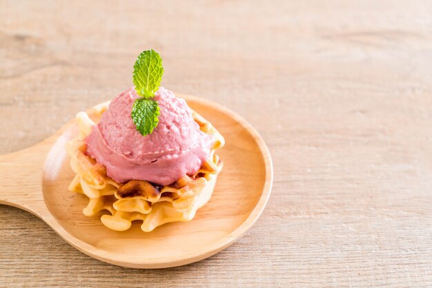 gelato alla fragola con waffle