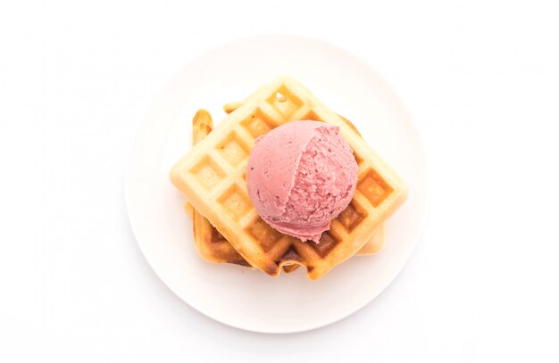 gelato alla fragola con waffle