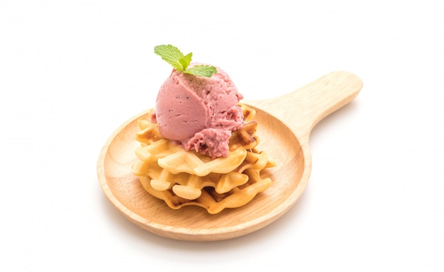 gelato alla fragola con waffle