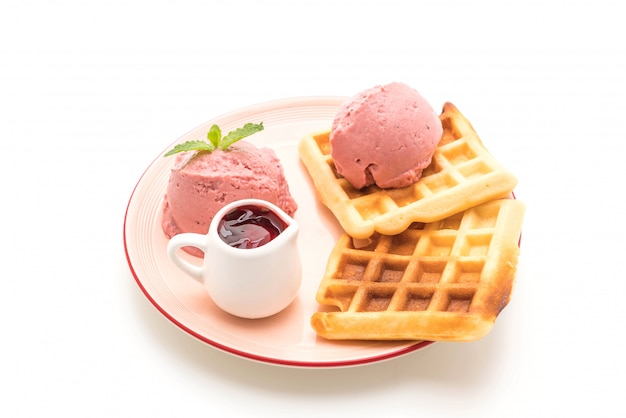 gelato alla fragola con waffle