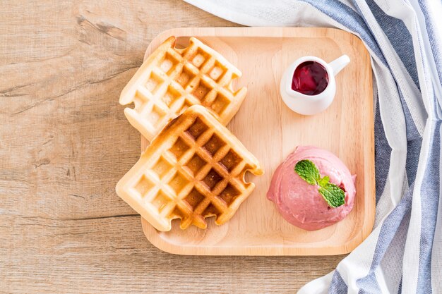 gelato alla fragola con waffle