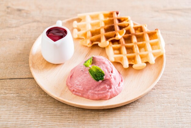 gelato alla fragola con waffle