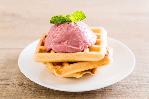 gelato alla fragola con waffle