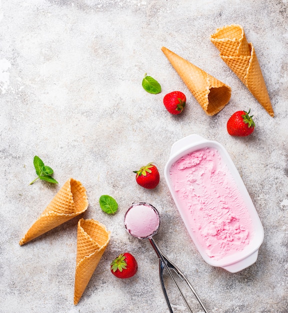 Gelato alla fragola dolce fatto in casa