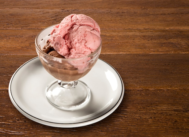 Gelato alla fragola e cioccolato