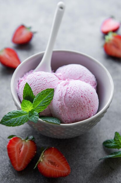 Gelato alla fragola fatto in casa con fragole fresche