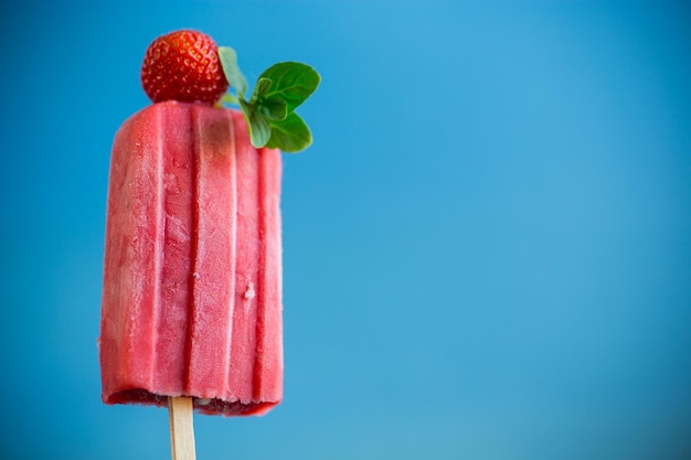 Gelato alla fragola fatto in casa cotto su un bastone