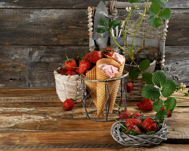 Gelato alla fragola in coni di cialda