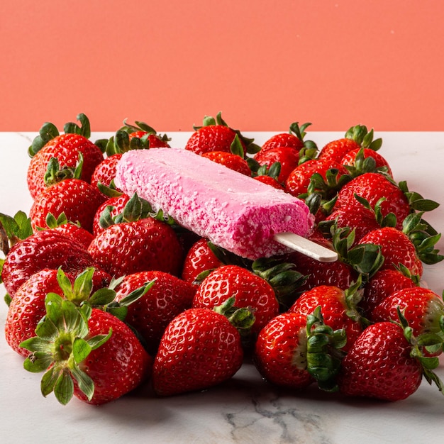 Gelato alla fragola su uno sfondo di fragole fresche