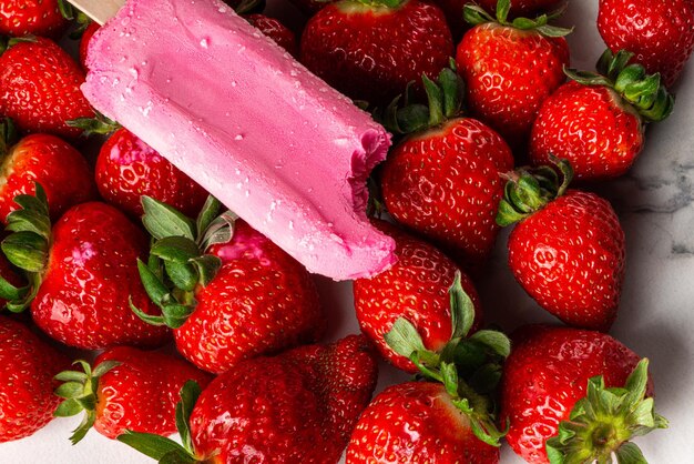 Gelato alla fragola su uno sfondo di fragole fresche