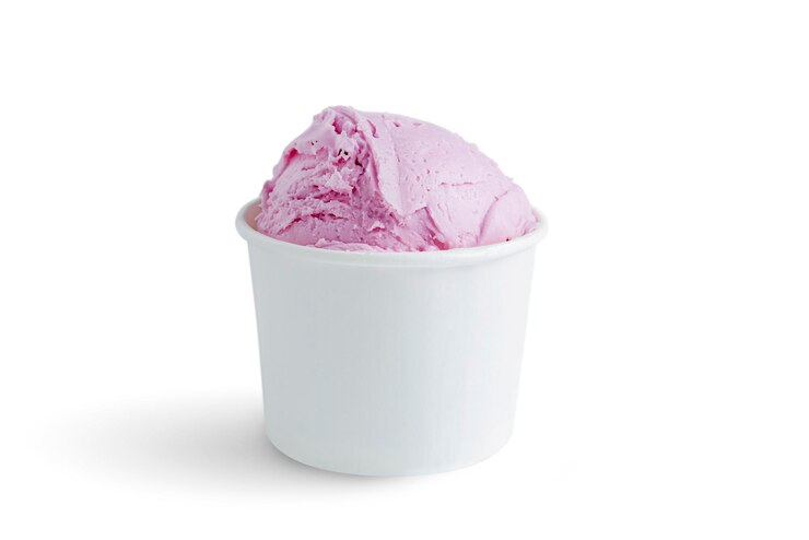 Gelato alla fragola sulla ciotola isolata su sfondo bianco