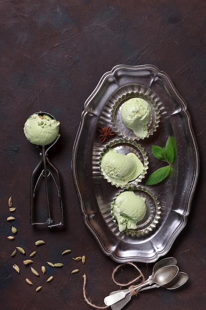 Gelato alla frutta con cardamomo e menta sul vassoio di metallo.