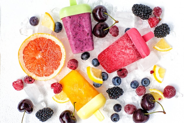 Gelato alla frutta con frutta e ghiaccio