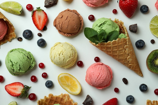 Gelato alla frutta e ingredienti su bianco