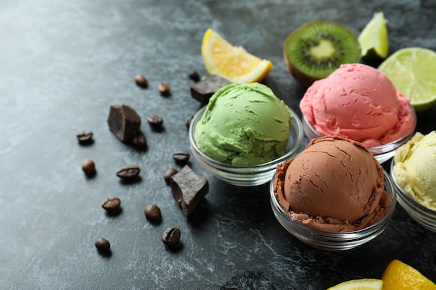 Gelato alla frutta e ingredienti su smokey nero