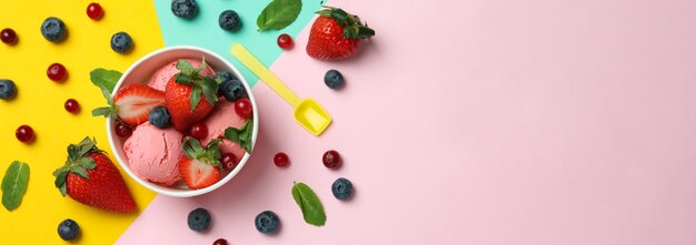 Gelato alla frutta e ingredienti sul colore