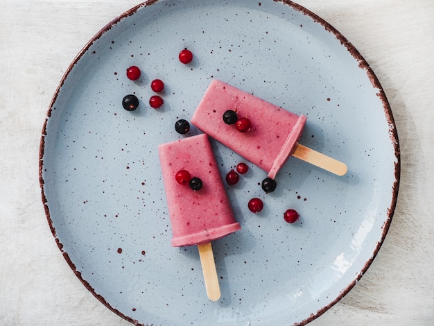 Gelato alla frutta rosa su un piatto d&#39;epoca