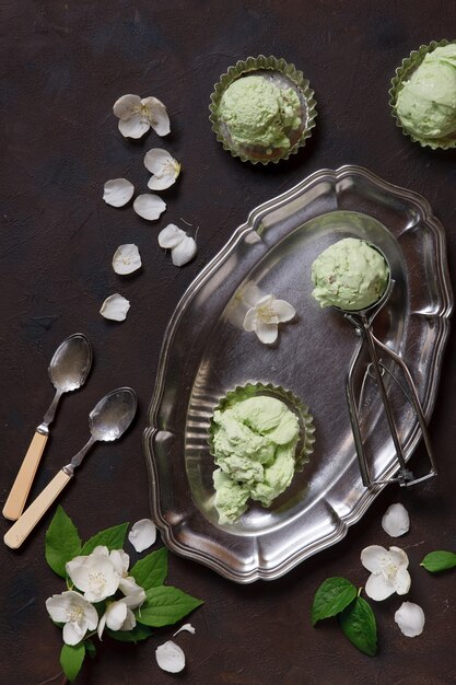 Gelato alla frutta sul vassoio di metallo.