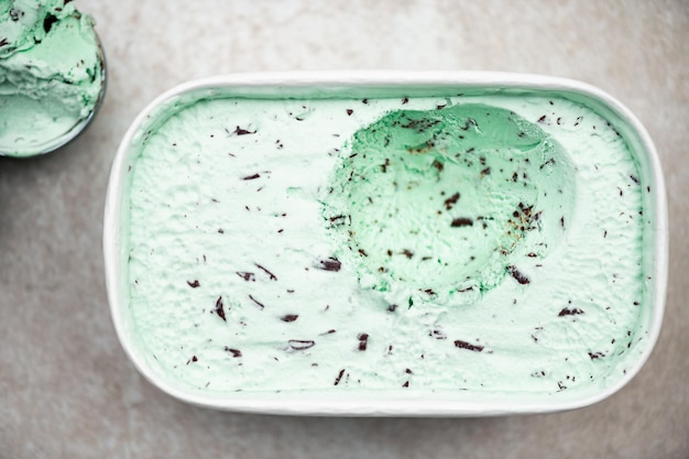 Gelato alla menta con gocce di cioccolato