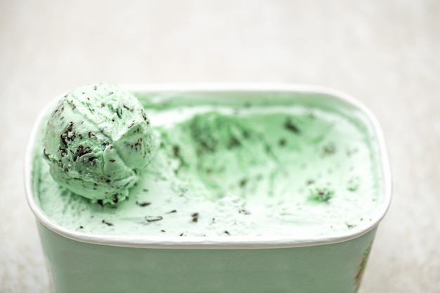 Gelato alla menta con gocce di cioccolato