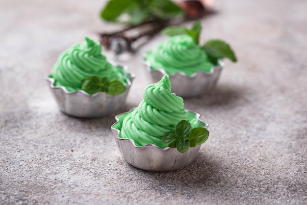 Gelato alla menta in ciotole