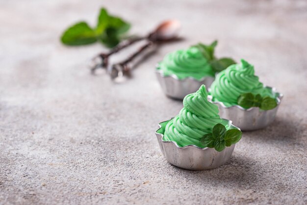 Gelato alla menta in ciotole